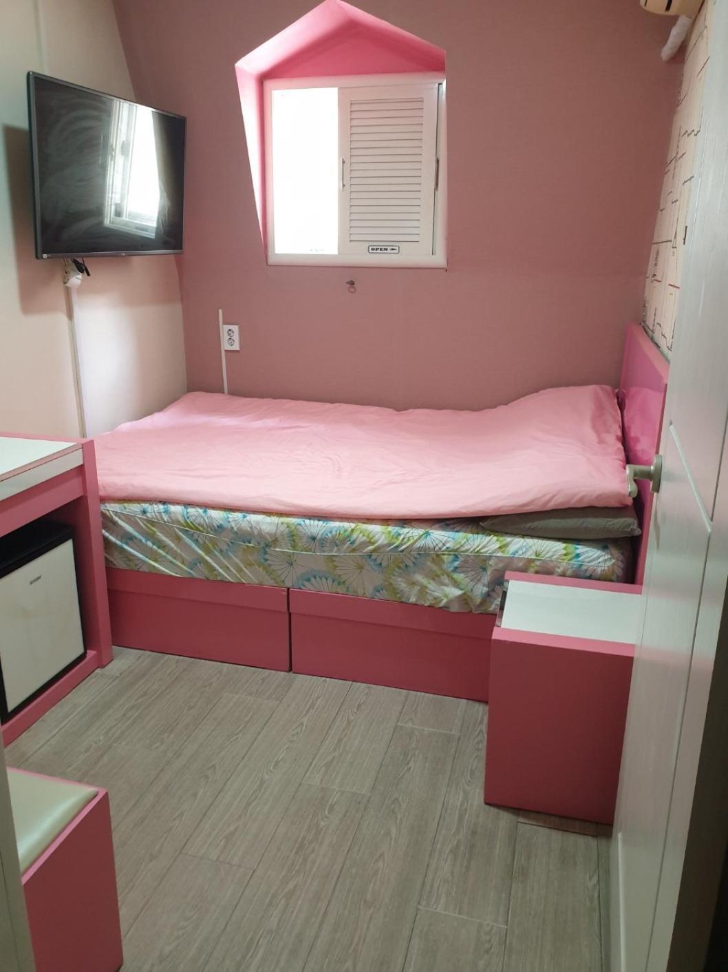 Long Sinchon Hongdae Hostel *